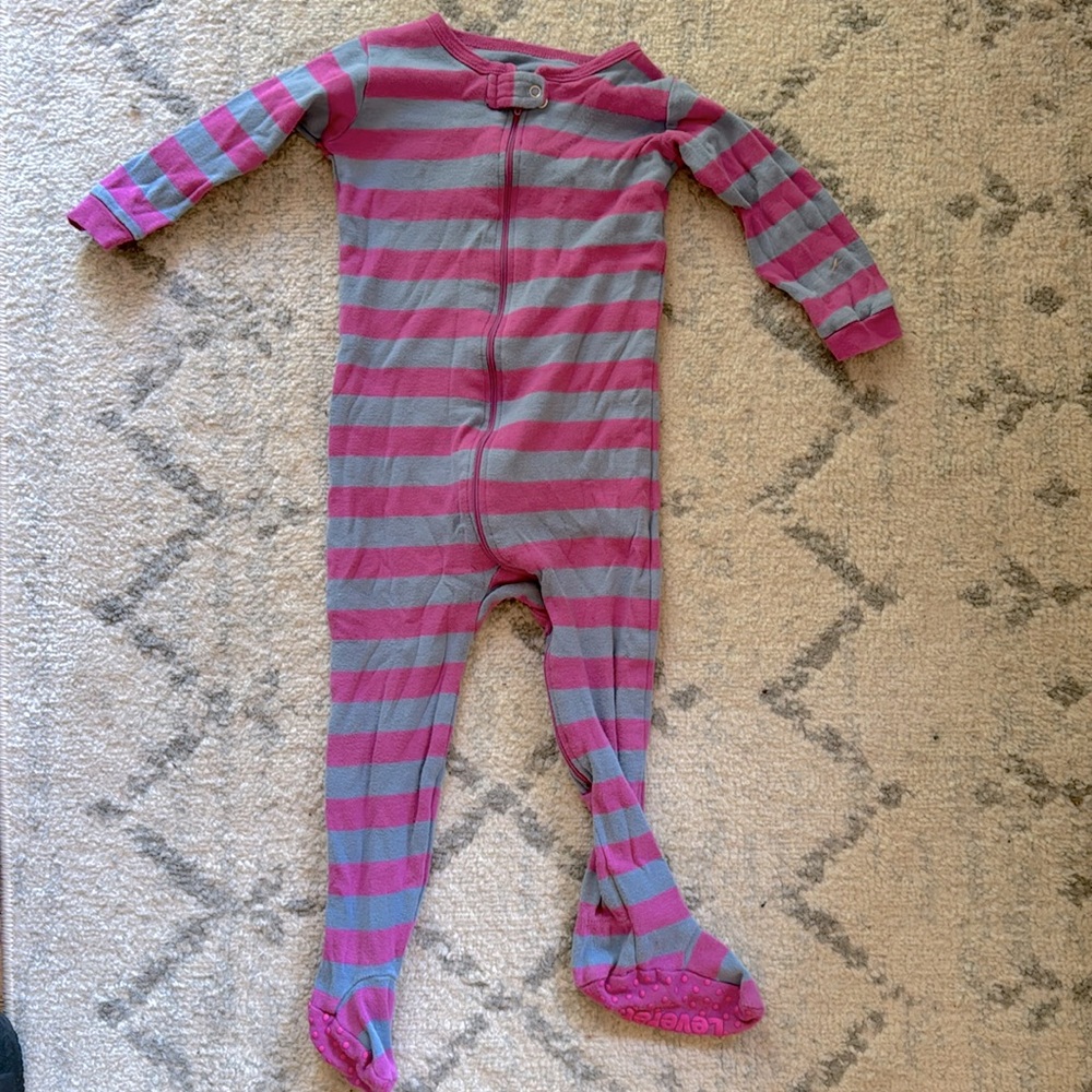 Baby leveret footed pajamas.
